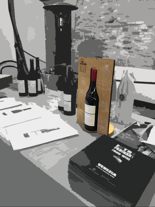 espositore design bottiglia vino